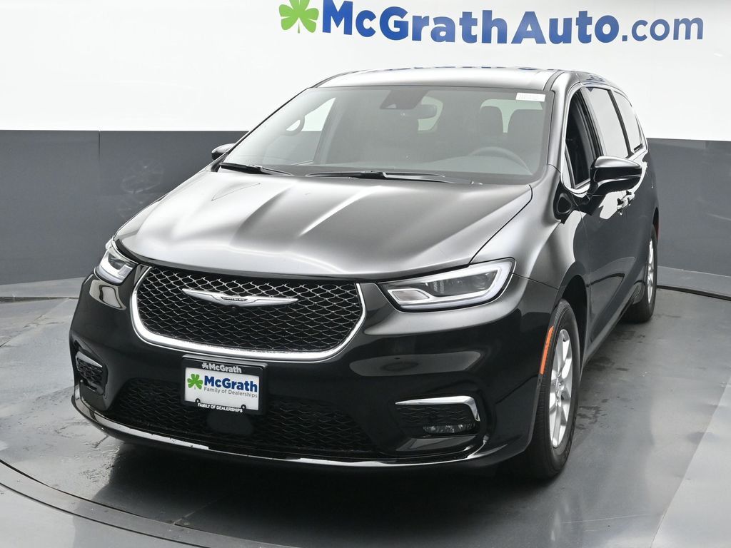 2026 Chrysler Pacifica photo 3