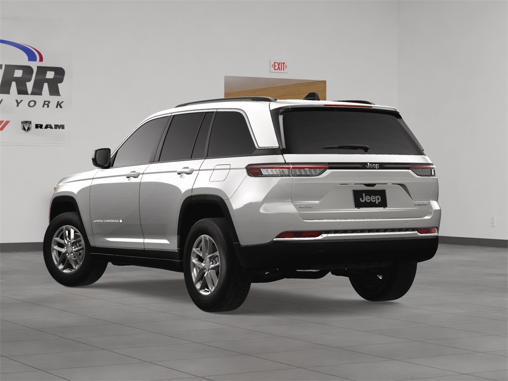 2025 Jeep Grand Cherokee Laredo photo 4