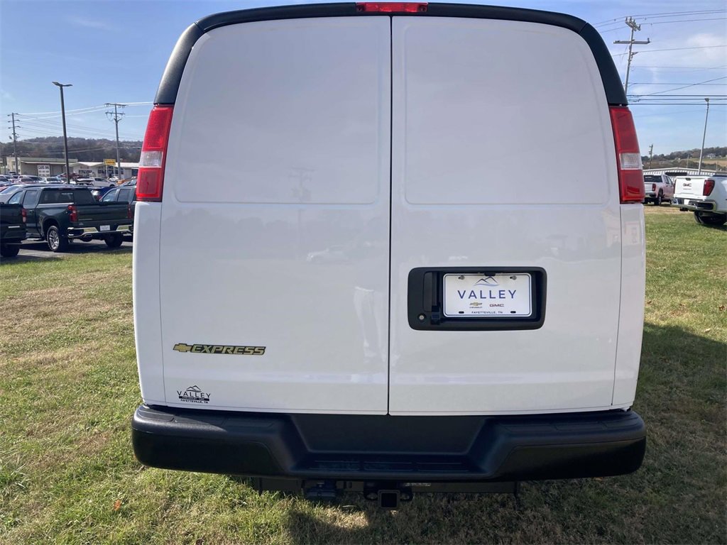 2025 Chevrolet Express Cargo 3500 photo 3