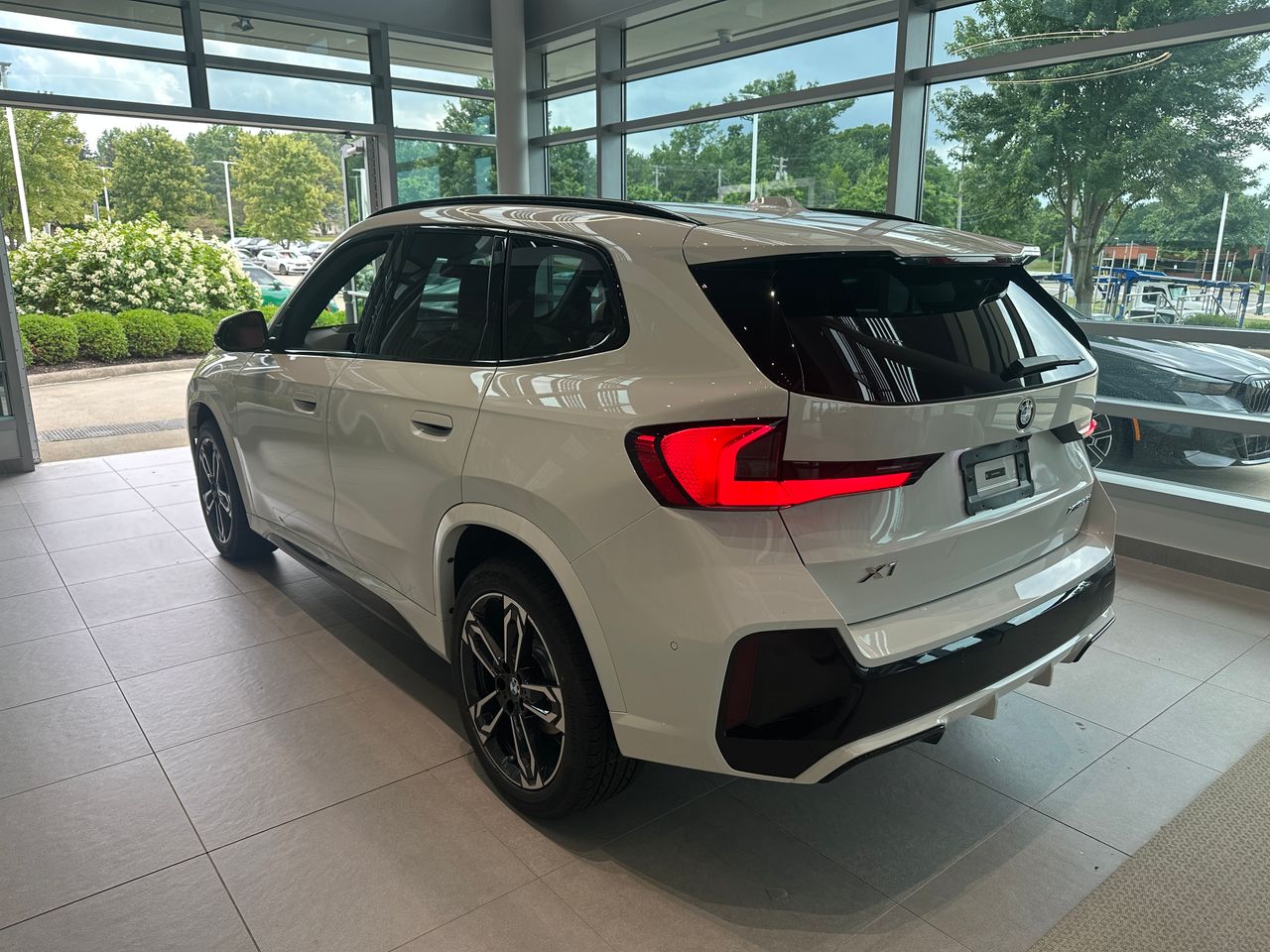 New 2025 Alpine White BMW xDrive28i image 4