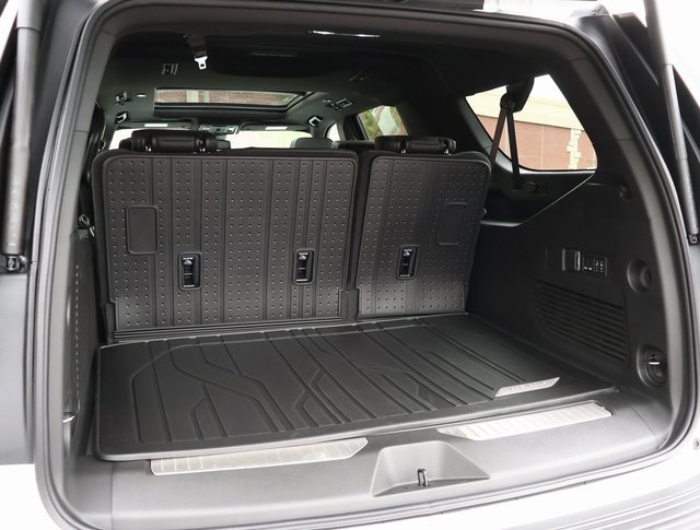 2025 Chevrolet Suburban RST photo 24