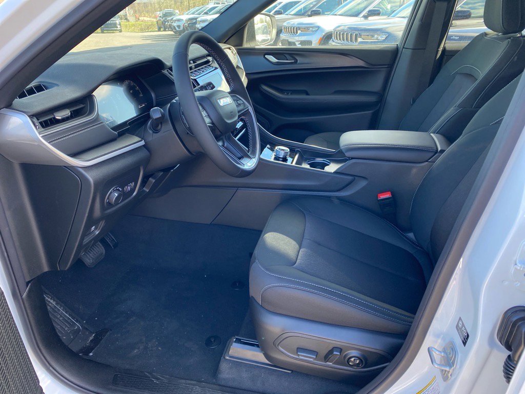 2025 Jeep Grand Cherokee Laredo X photo 4