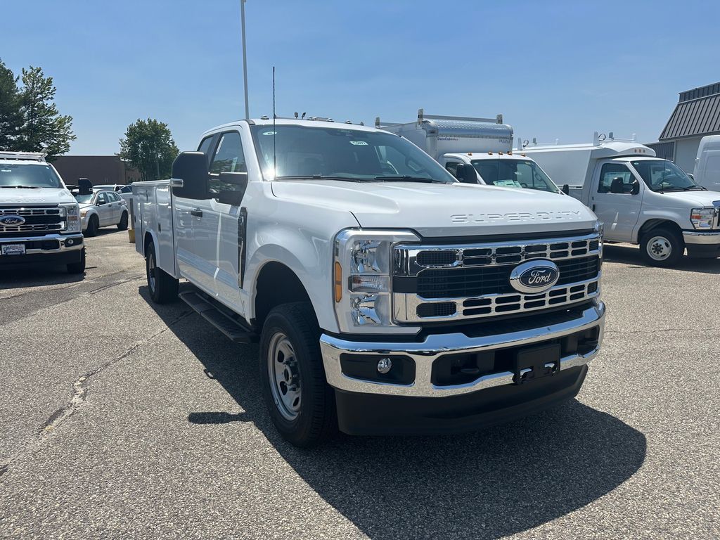 2025 Ford F-350 Super Duty Chassis Cab XL's photo