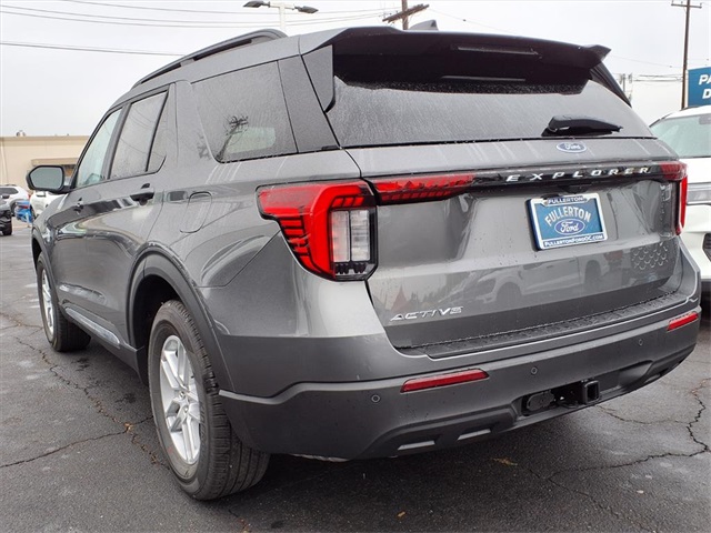 2025 Ford Explorer photo 4