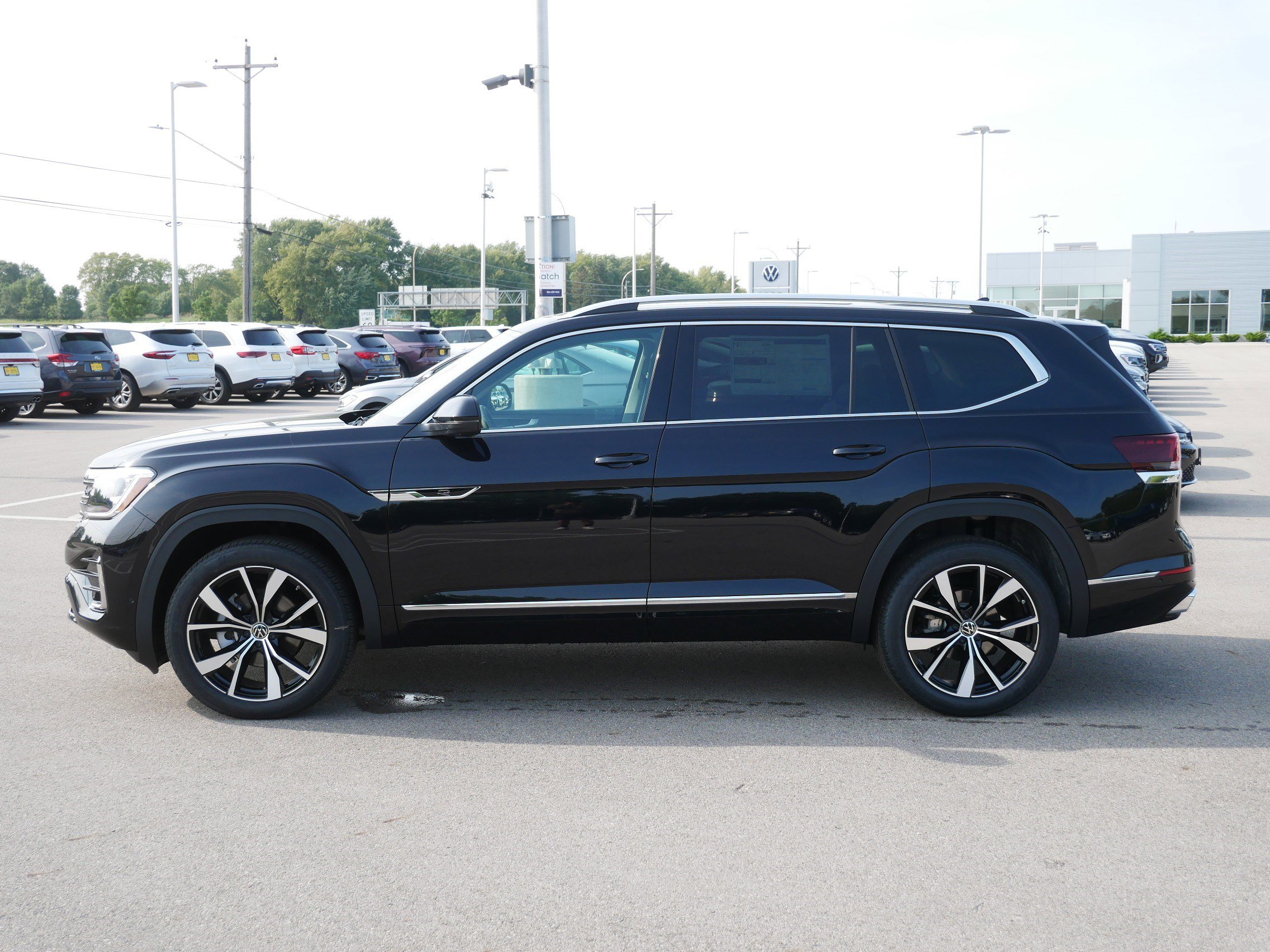 2025 Volkswagen Atlas SEL Premium R-Line photo 3