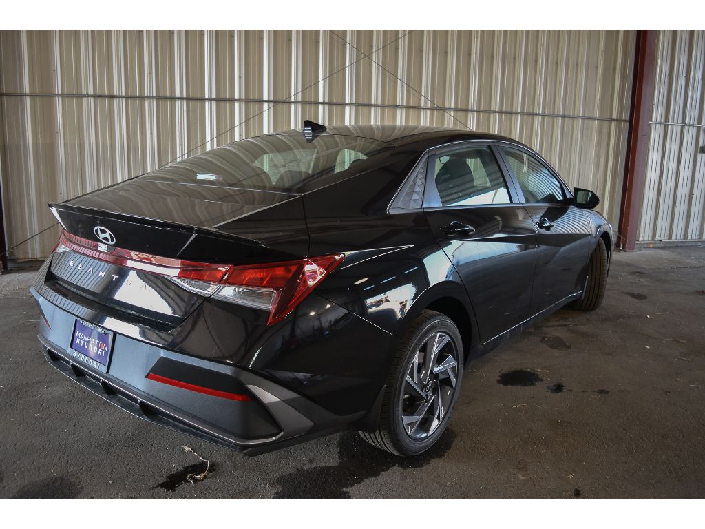 2025 Hyundai Elantra SEL Sport photo 3