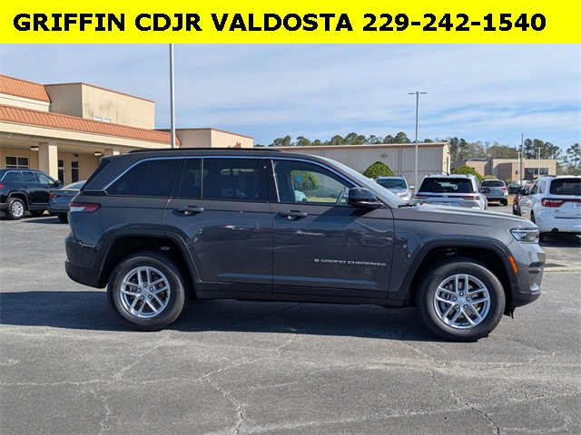 2025 Jeep Grand Cherokee Laredo photo 2