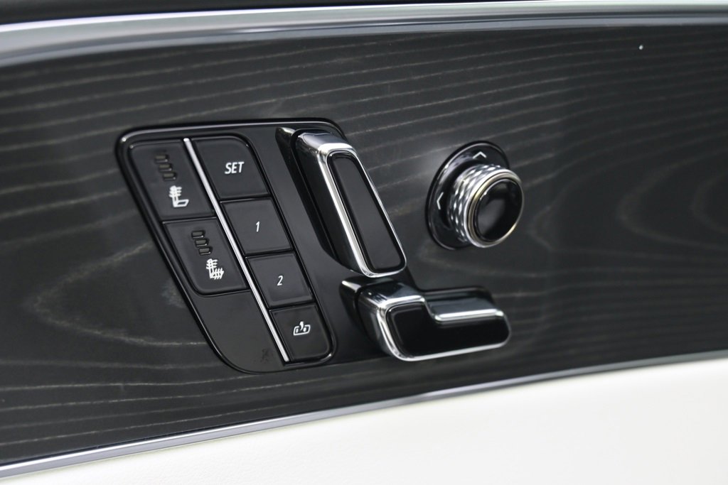 2025 Cadillac Lyriq Luxury photo 13