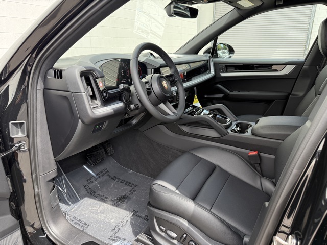 2025 Porsche Cayenne Base photo 4