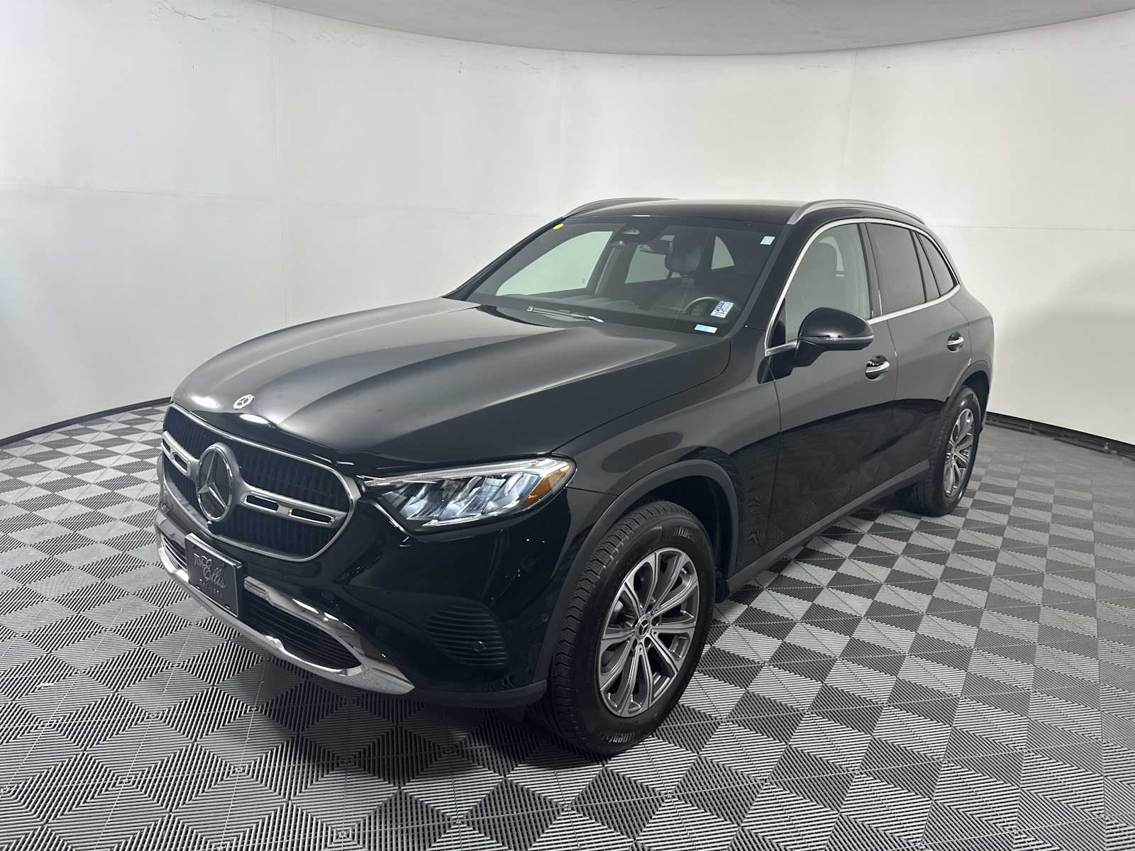 2024 Mercedes Benz GLC 300 photo 2