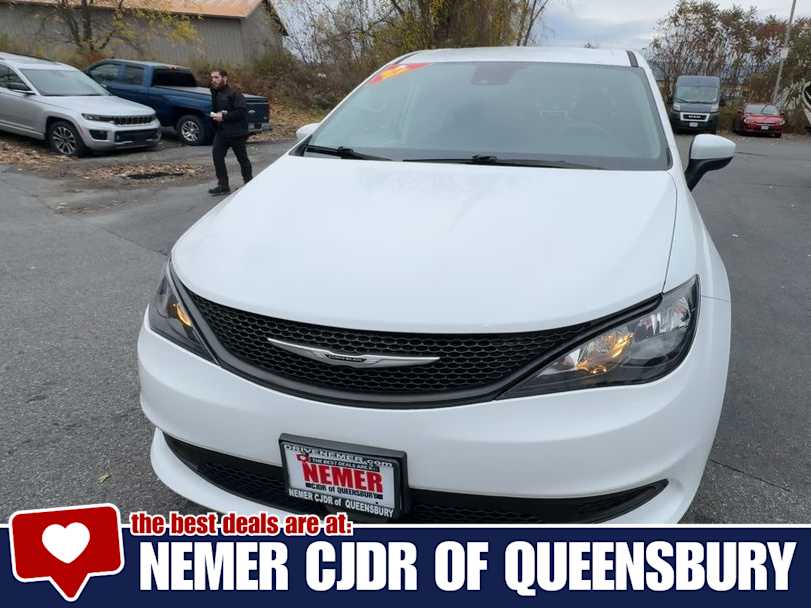 2022 Chrysler Voyager LX photo 3