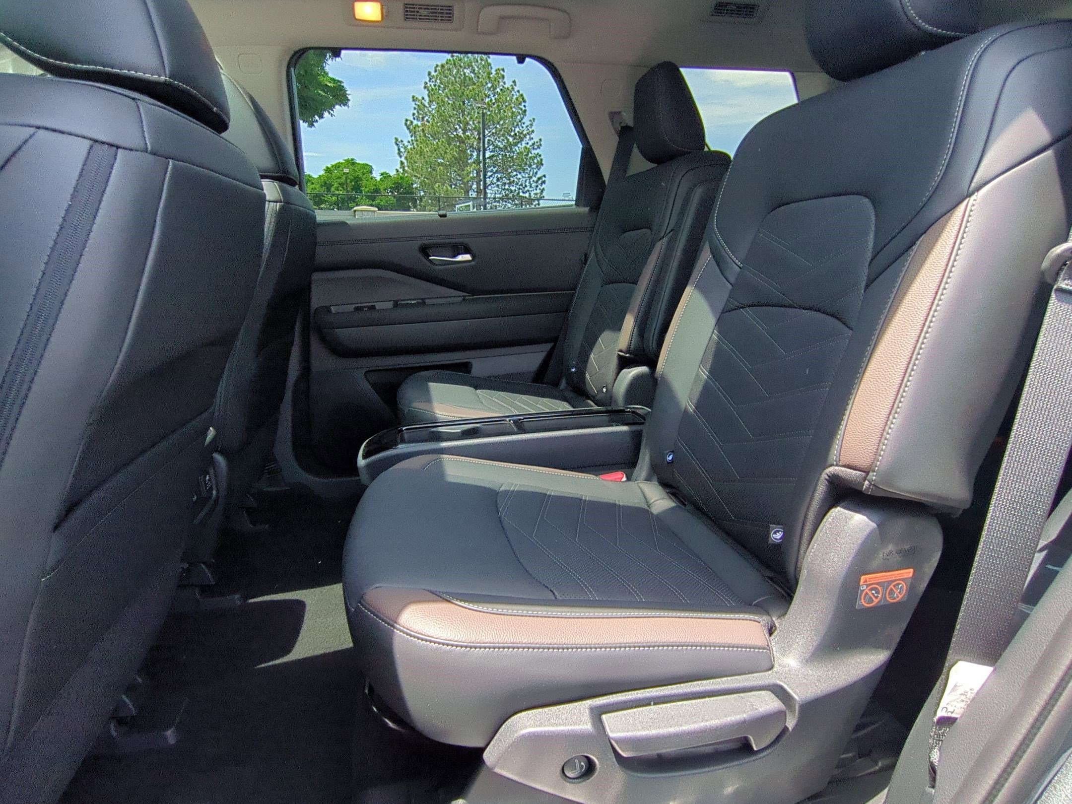 2025 Nissan Pathfinder Platinum photo 16