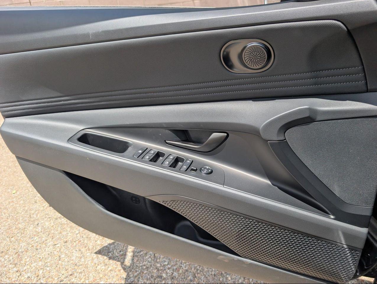 2025 Hyundai Elantra SEL Sport photo 17