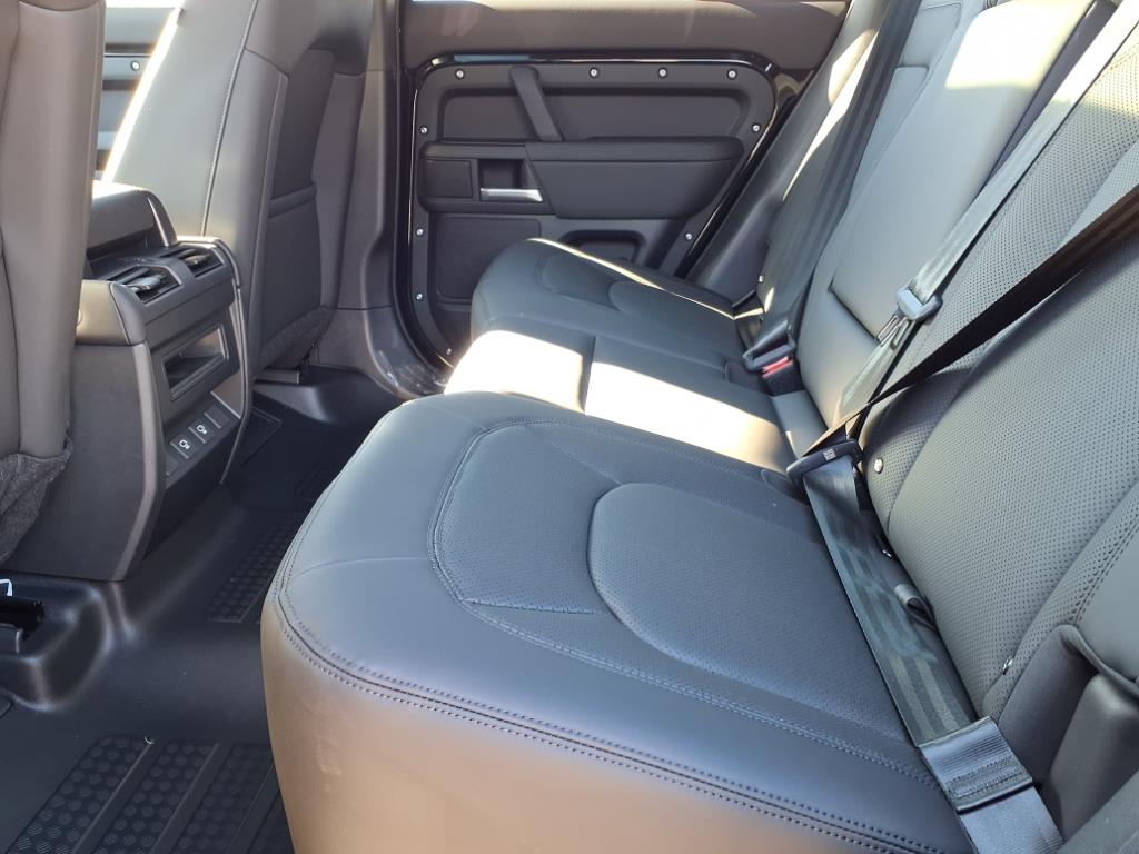 2025 Land Rover Defender 110 S photo 5