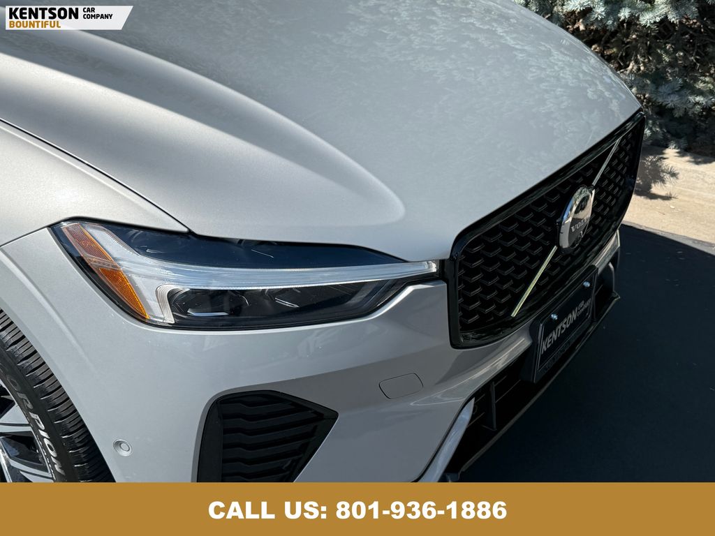 2025 Volvo XC60 B5 Plus photo 13