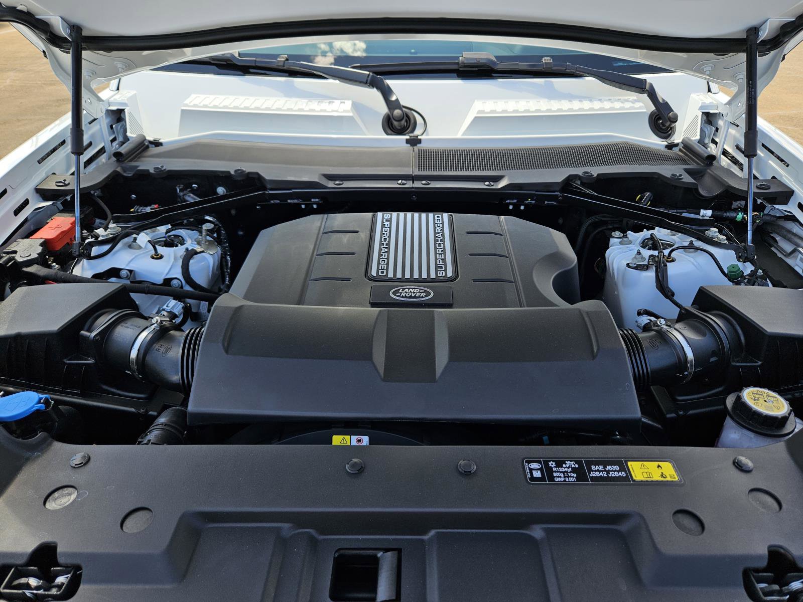 2025 Land Rover Defender 110 X-Dynamic SE photo 9