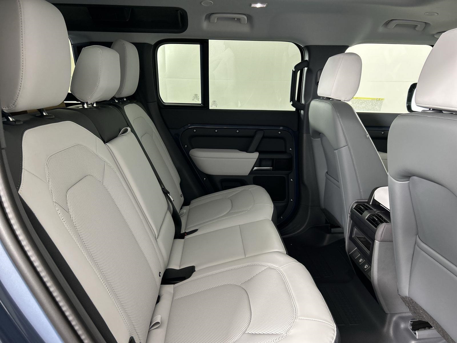 2025 Land Rover Defender 110 S photo 29