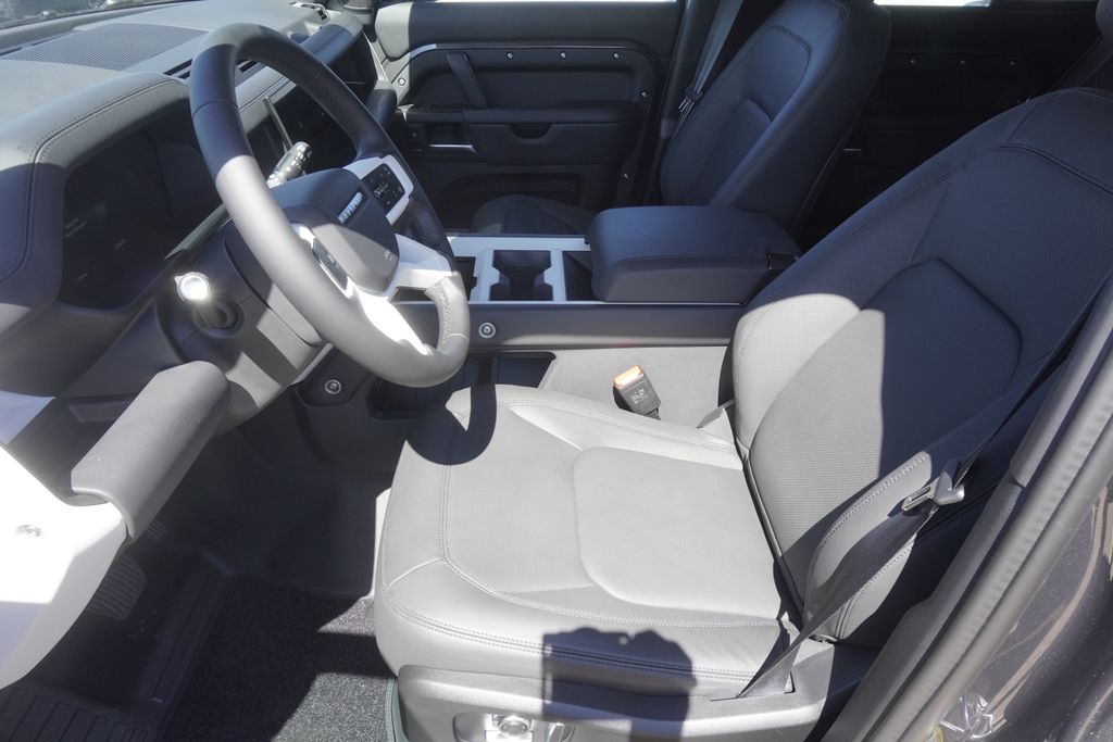2025 Land Rover Defender 130 S photo 18