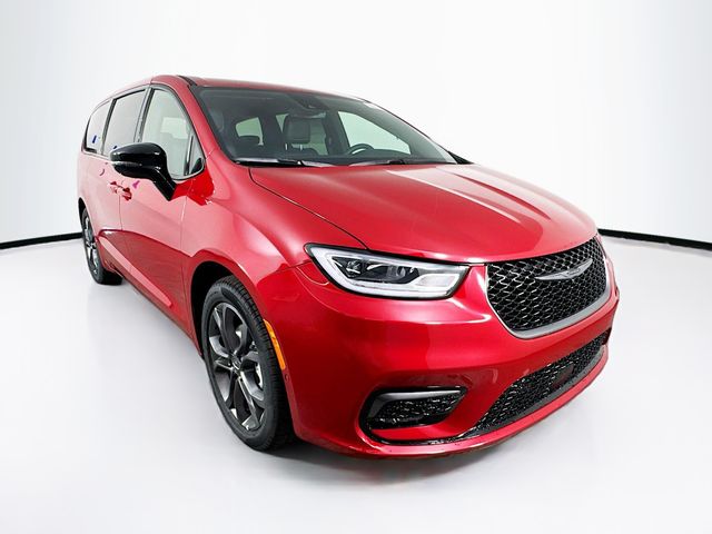 2026 Chrysler Pacifica Select's photo