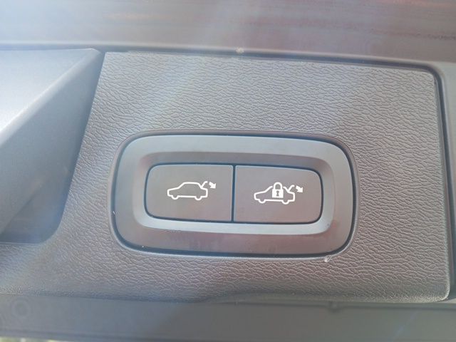 2022 Volvo XC60 B5 Momentum photo 12