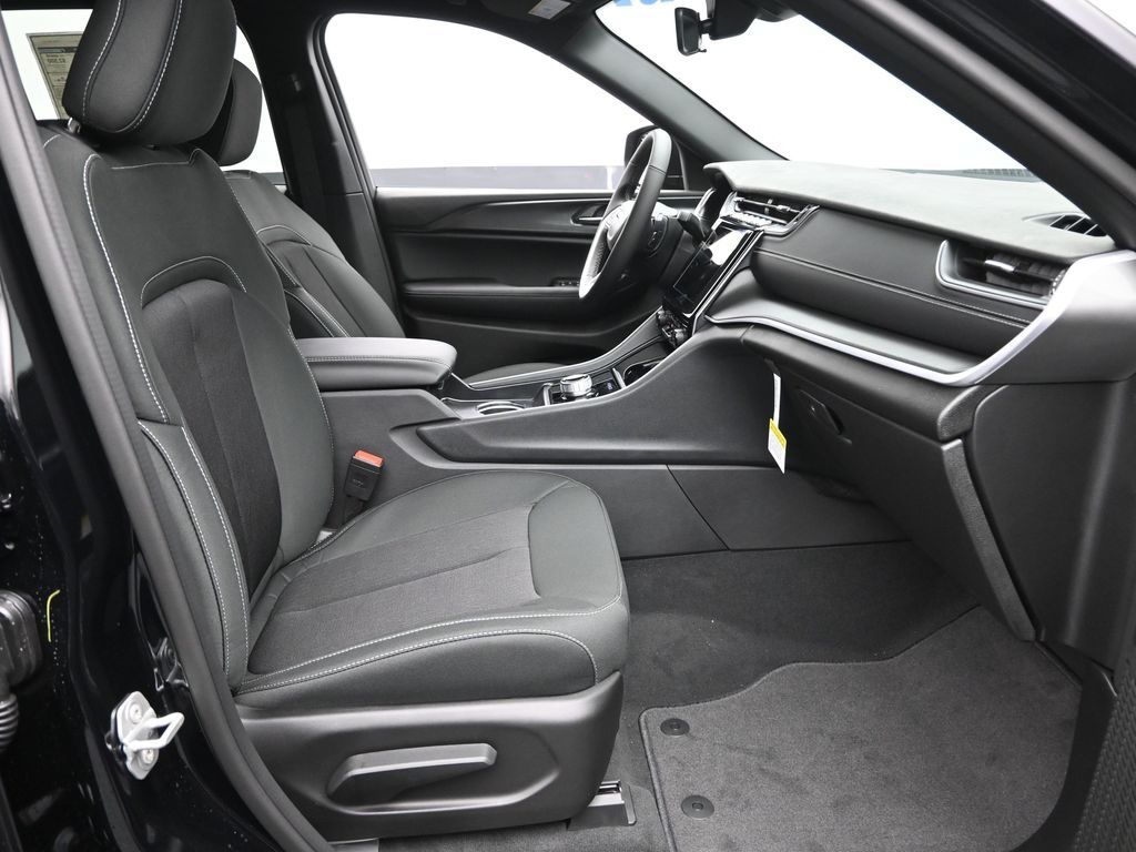2025 Jeep Grand Cherokee Laredo X photo 5