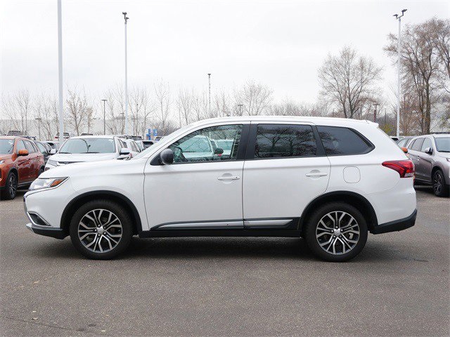 2016 Mitsubishi Outlander ES photo 3