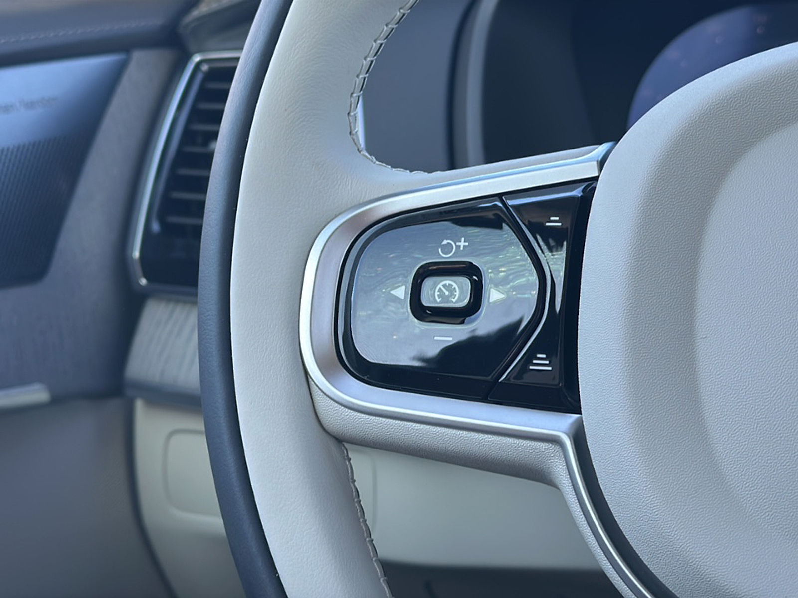 2025 Volvo XC90 AWD photo 12