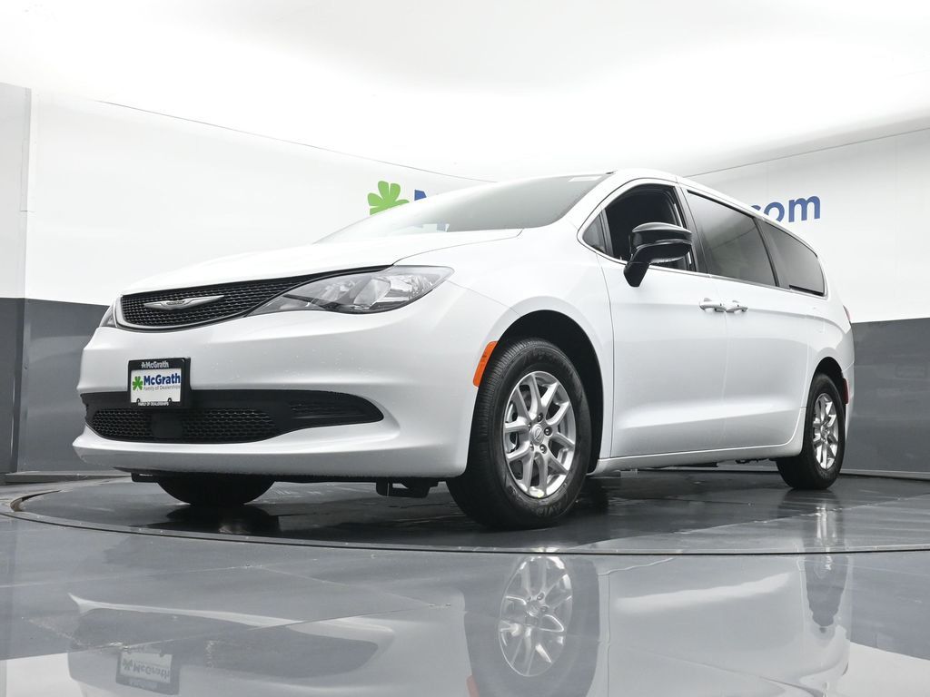 2026 Chrysler Voyager LE photo 4