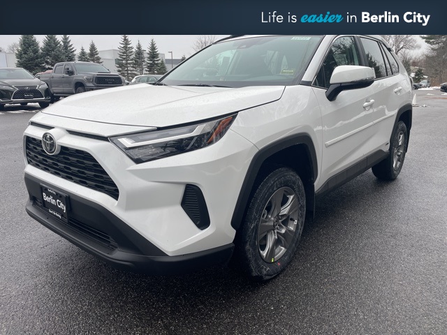 2025 Toyota RAV4 XLE's photo