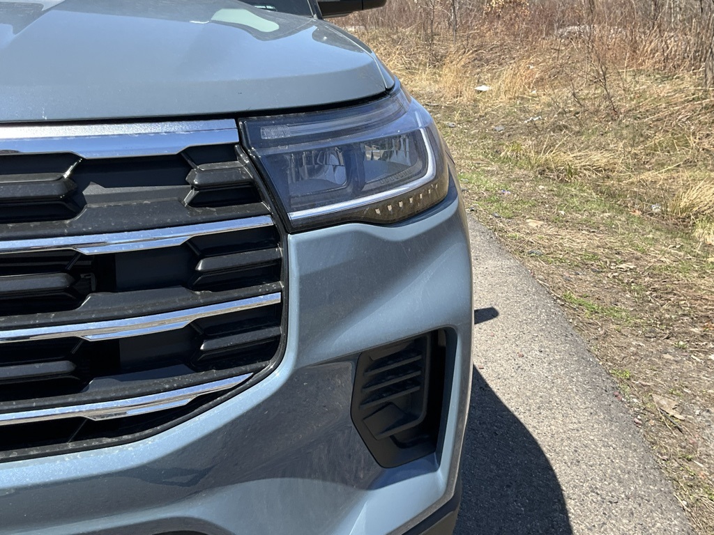 2025 Ford Explorer photo 2