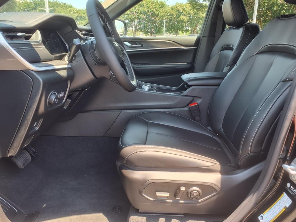 2025 Jeep Grand Cherokee Limited photo 3