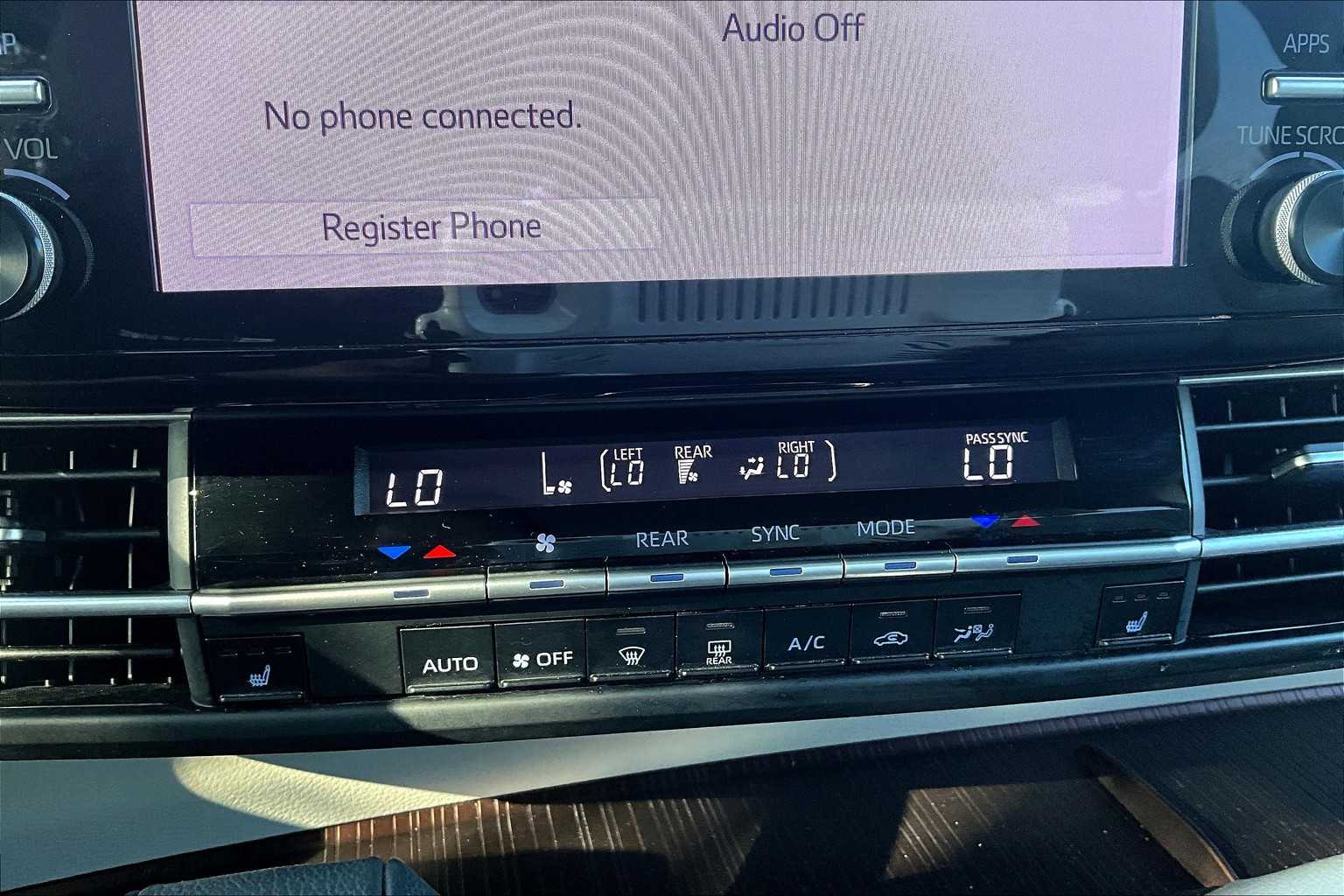 2024 Toyota Sienna XLE photo 33