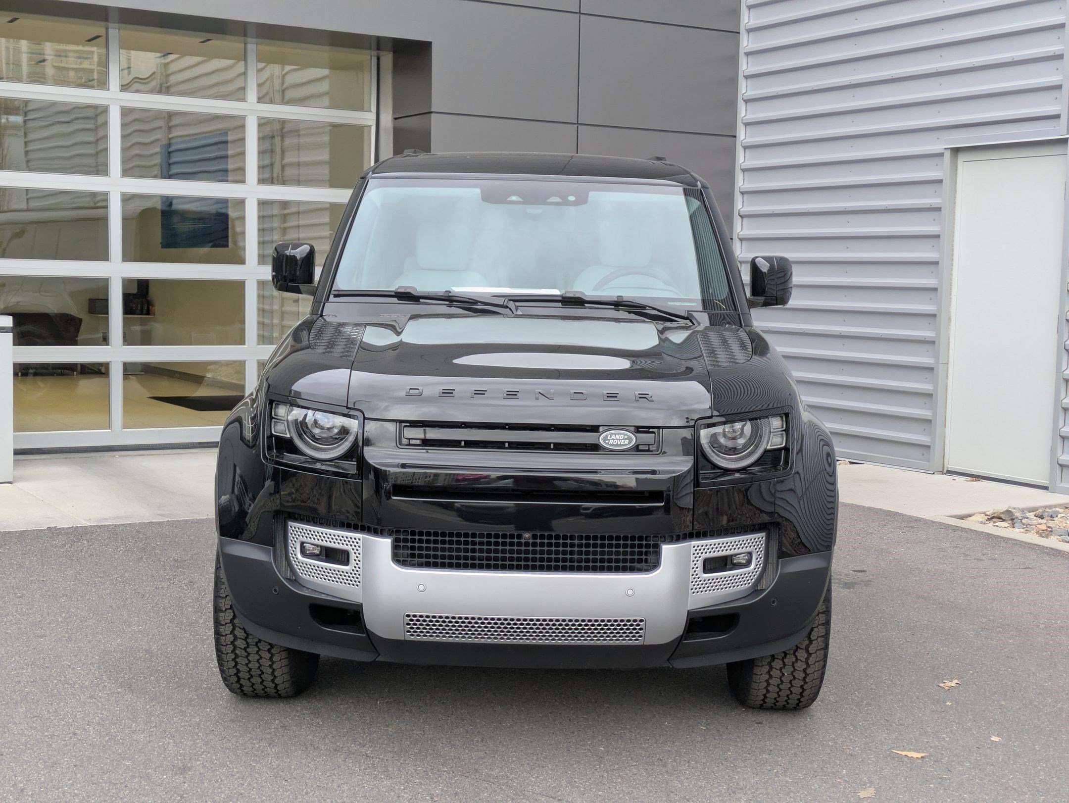 2025 Land Rover Defender S photo 2