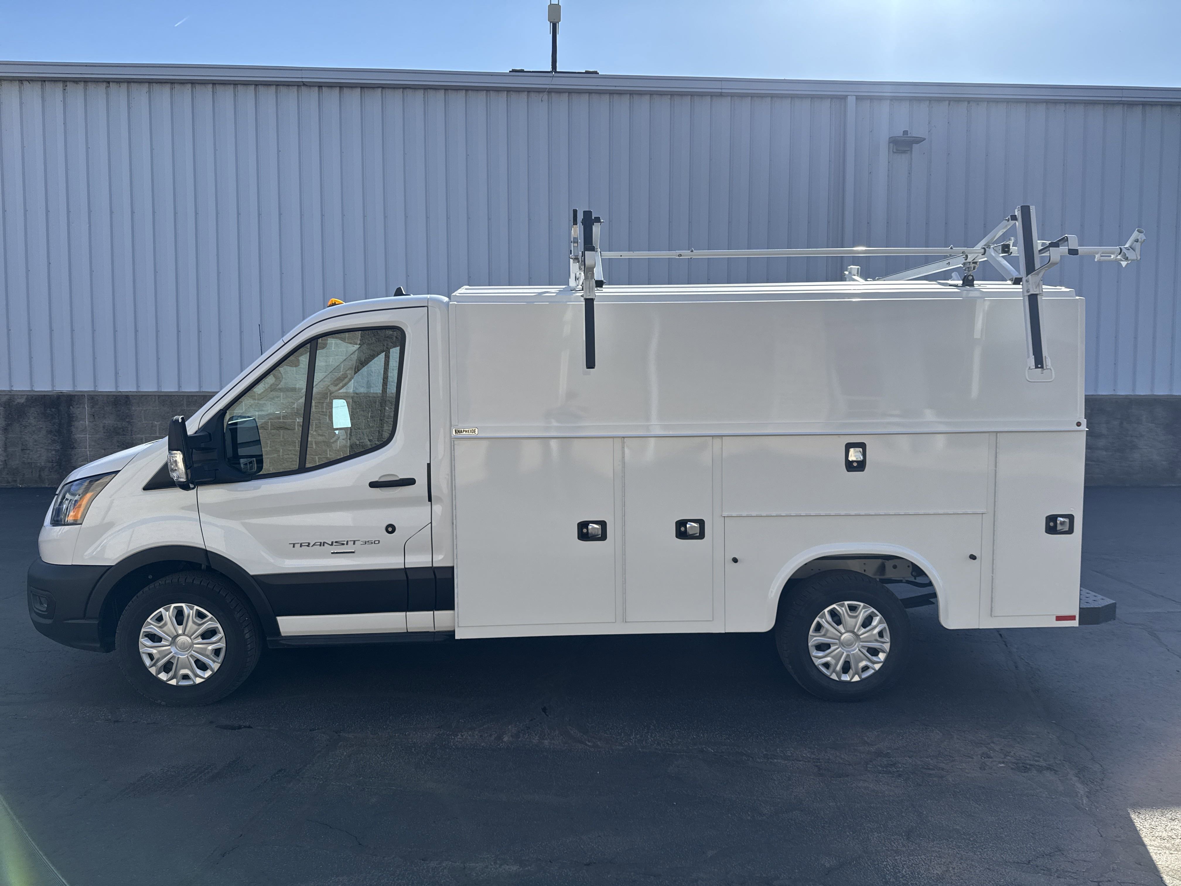 2024 Ford Transit Cutaway photo 2