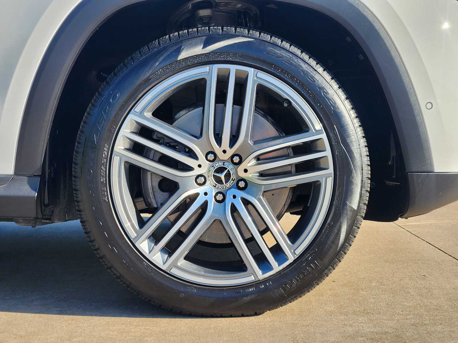 2025 Mercedes Benz GLS 450 4MATIC photo 3