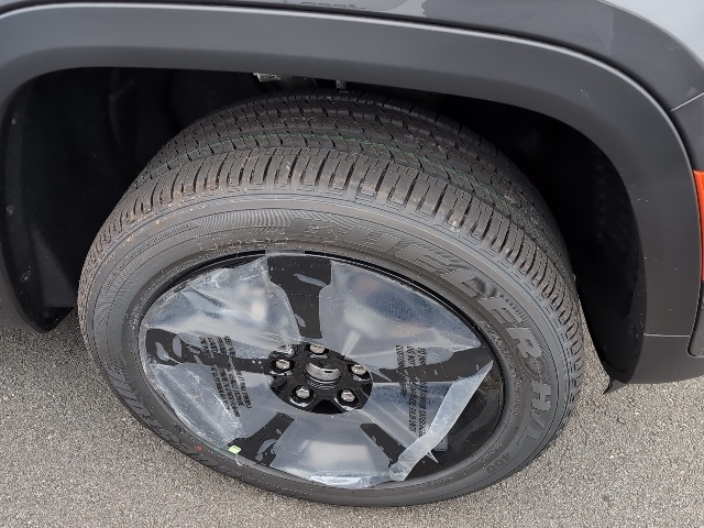 2025 Jeep Grand Cherokee Laredo photo 2