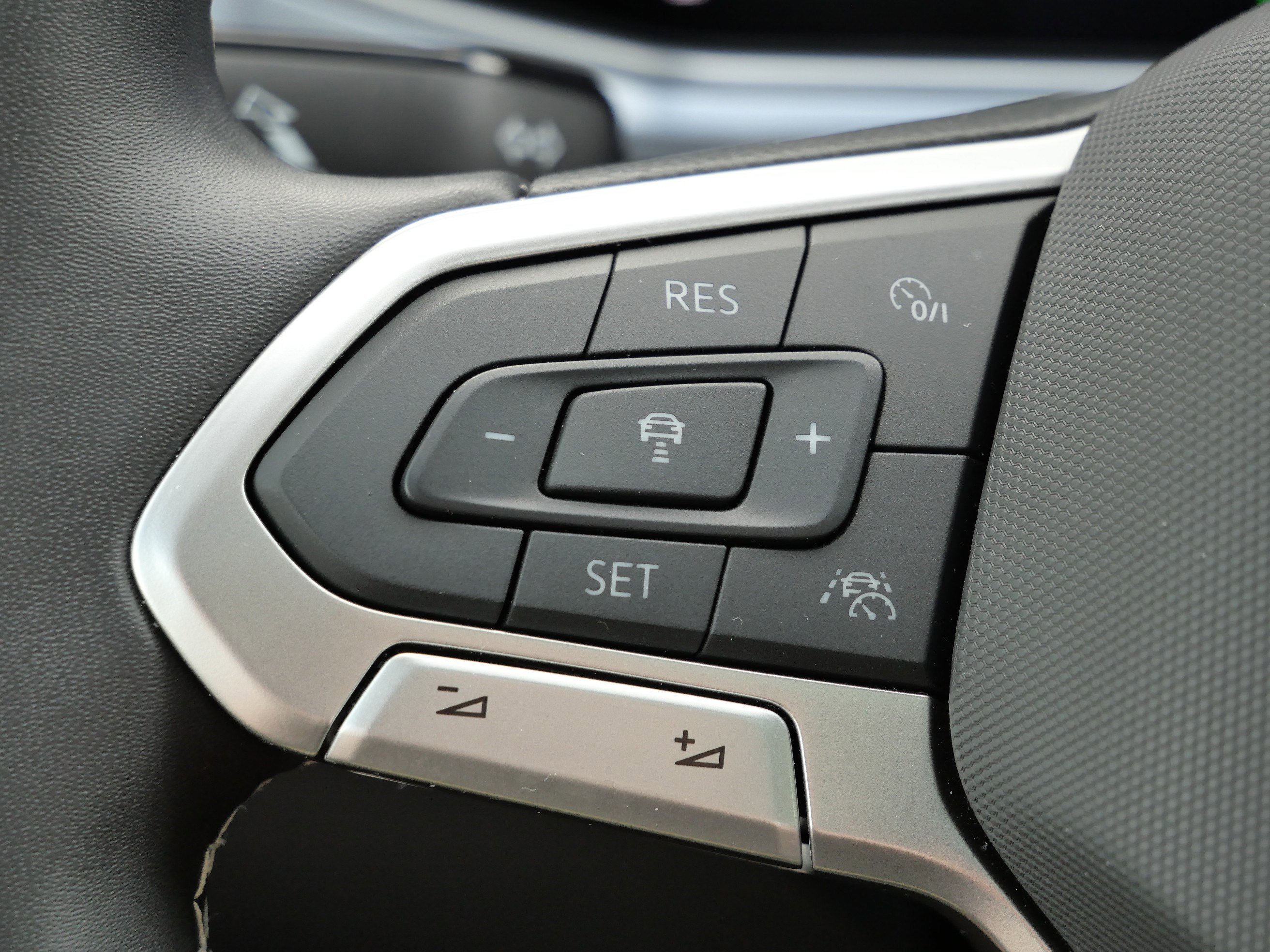 2025 Volkswagen Taos SE photo 27