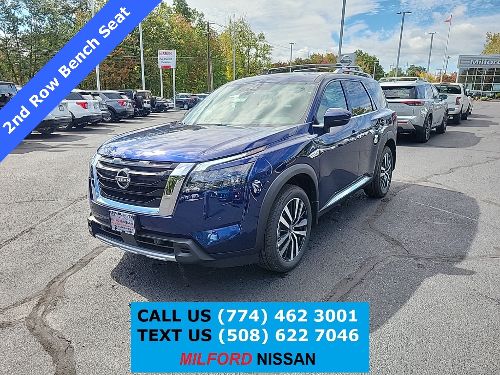 2025 Nissan Pathfinder Platinum's photo