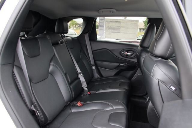 New 2023 Bright White Clear-Coat Exterior Paint Jeep Altitude Lux image 19