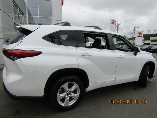 Image 6 of 2022 Toyota Highlander LE AWD