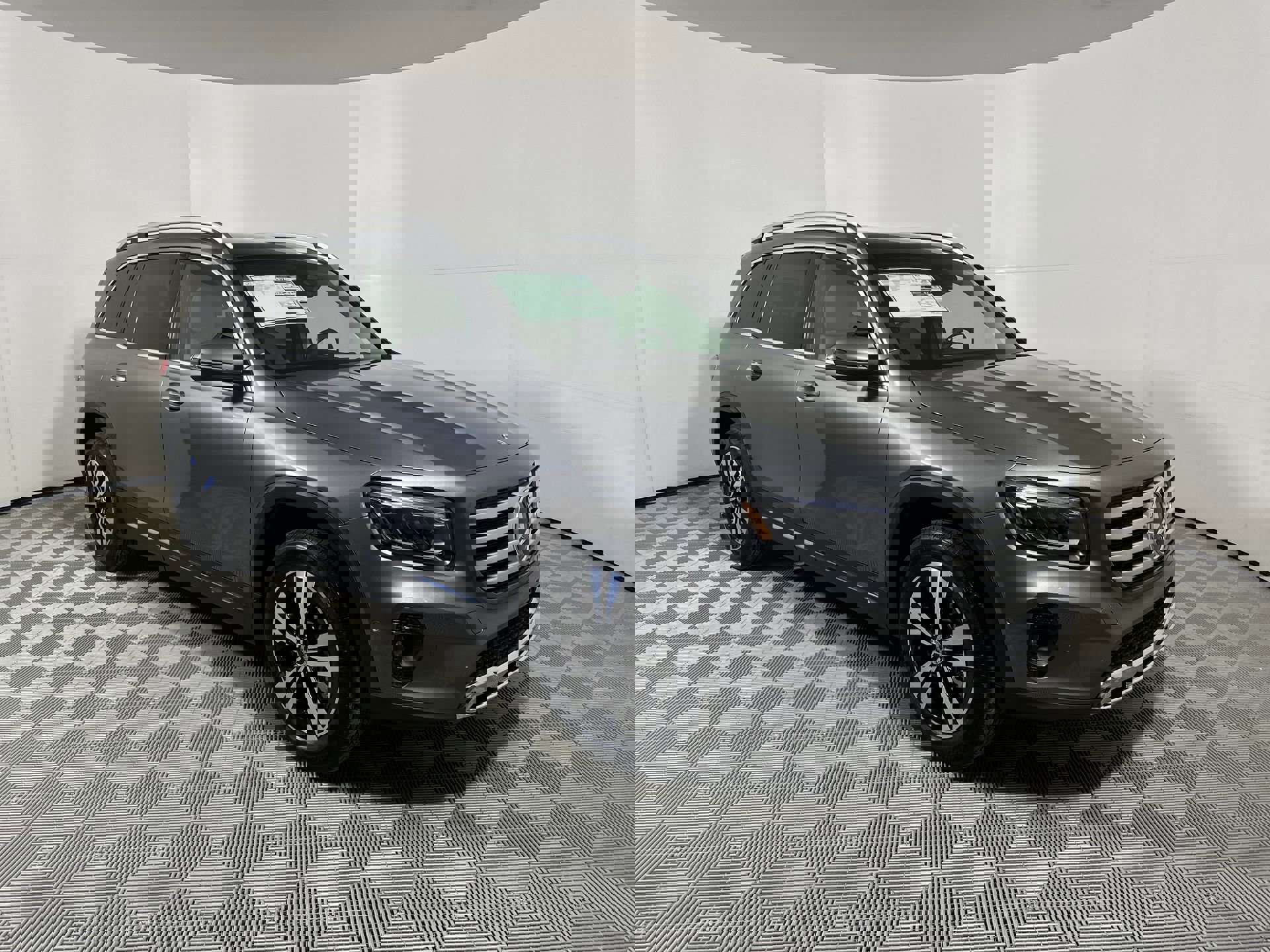 2025 Mercedes Benz GLB 250 4MATIC photo 2