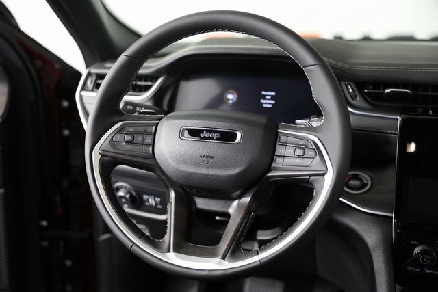 2025 Jeep Grand Cherokee Limited photo 3