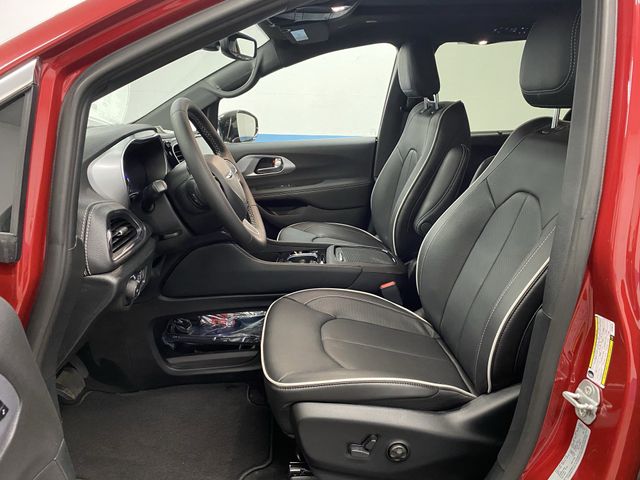 2026 Chrysler Pacifica Limited photo 4