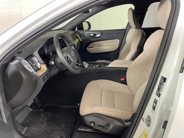 2026 Volvo XC60 Plus photo 17