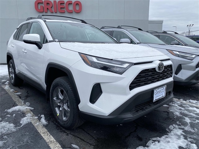 2025 Toyota RAV4 XLE's photo