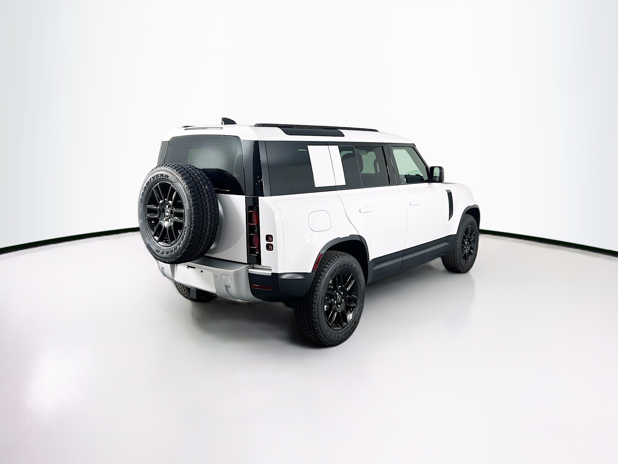2025 Land Rover Defender 110 S photo 3