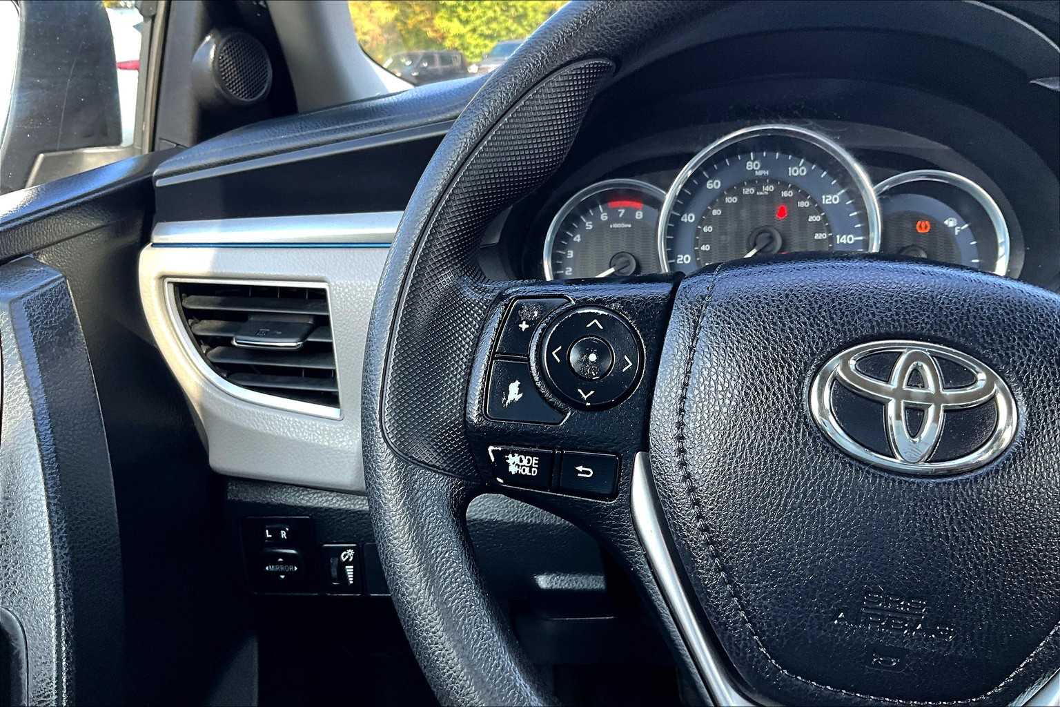 2014 Toyota Corolla LE photo 21