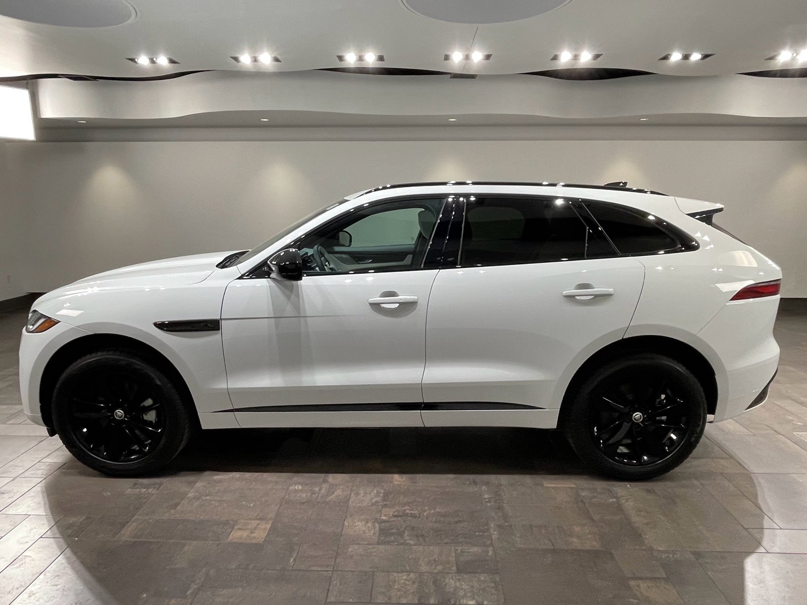 2025 Jaguar F-PACE R-Dynamic S P250 photo 2