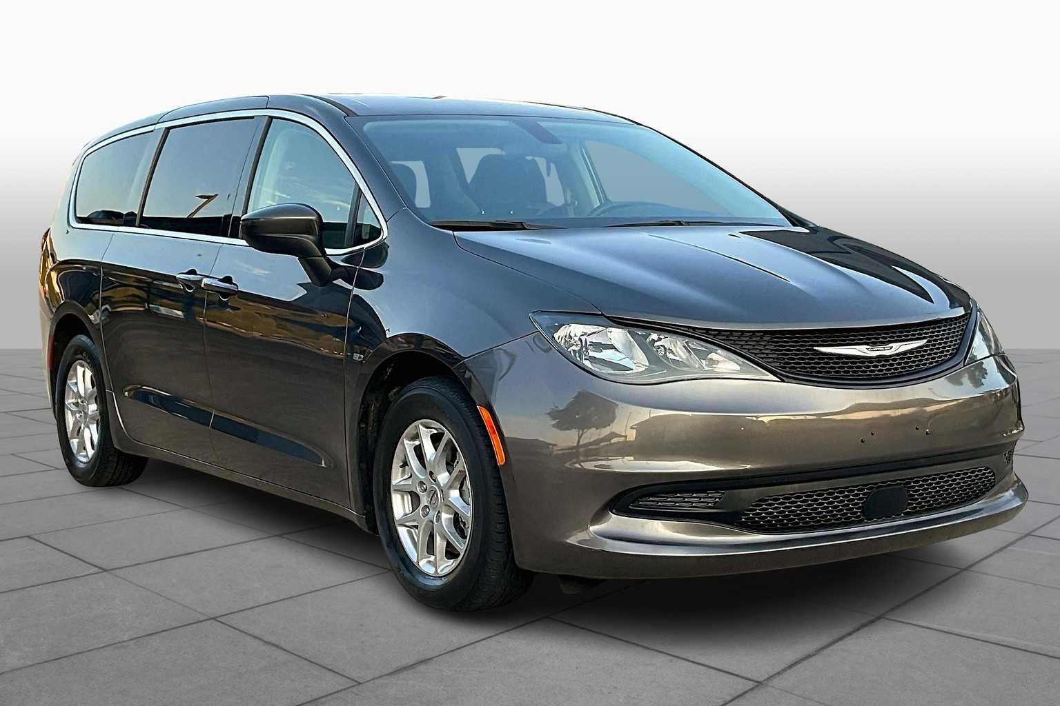 2022 Chrysler Voyager LX photo 2
