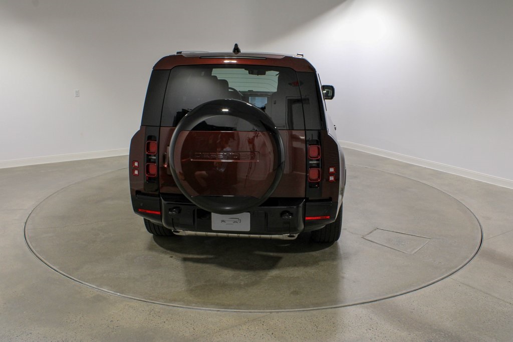 2025 Land Rover Defender 130 X-Dynamic SE photo 4